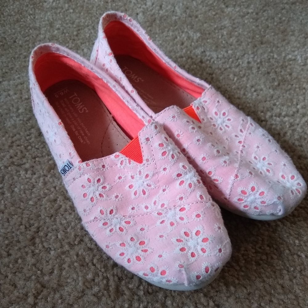 3/$30 TOMS Pink Orange Floral Eyelet Flat Size 6.5